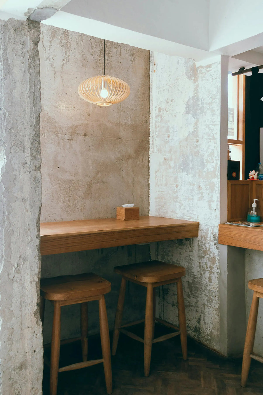 Materialehrliches Interior mit Holz und mineralischer Oberfläche