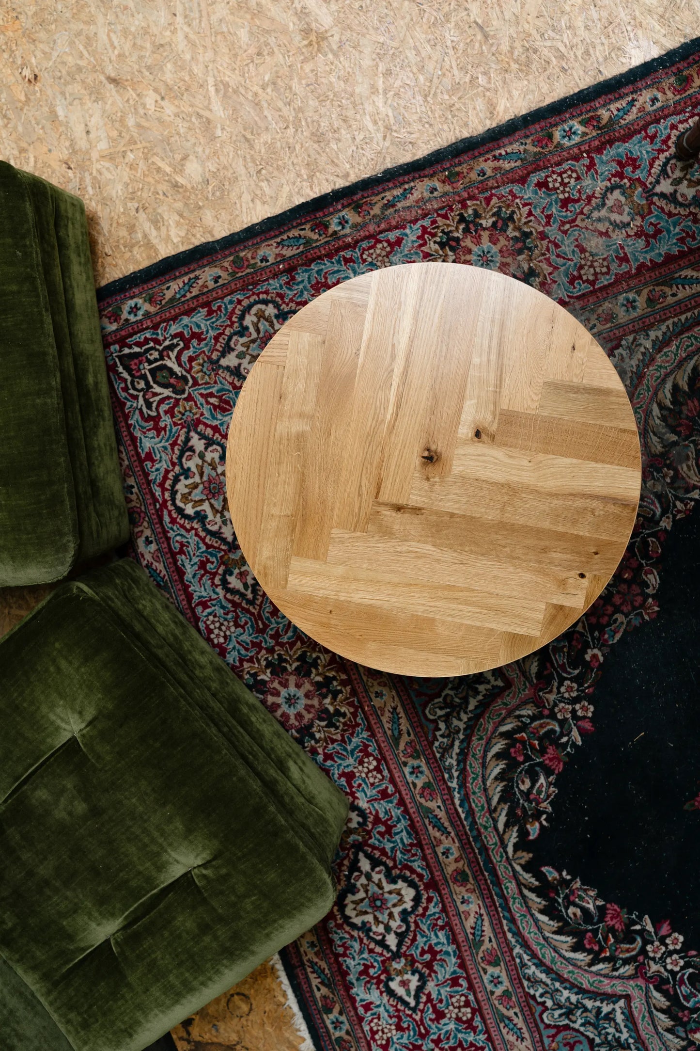 Runder Couchtisch mit Fischgrätenmuster