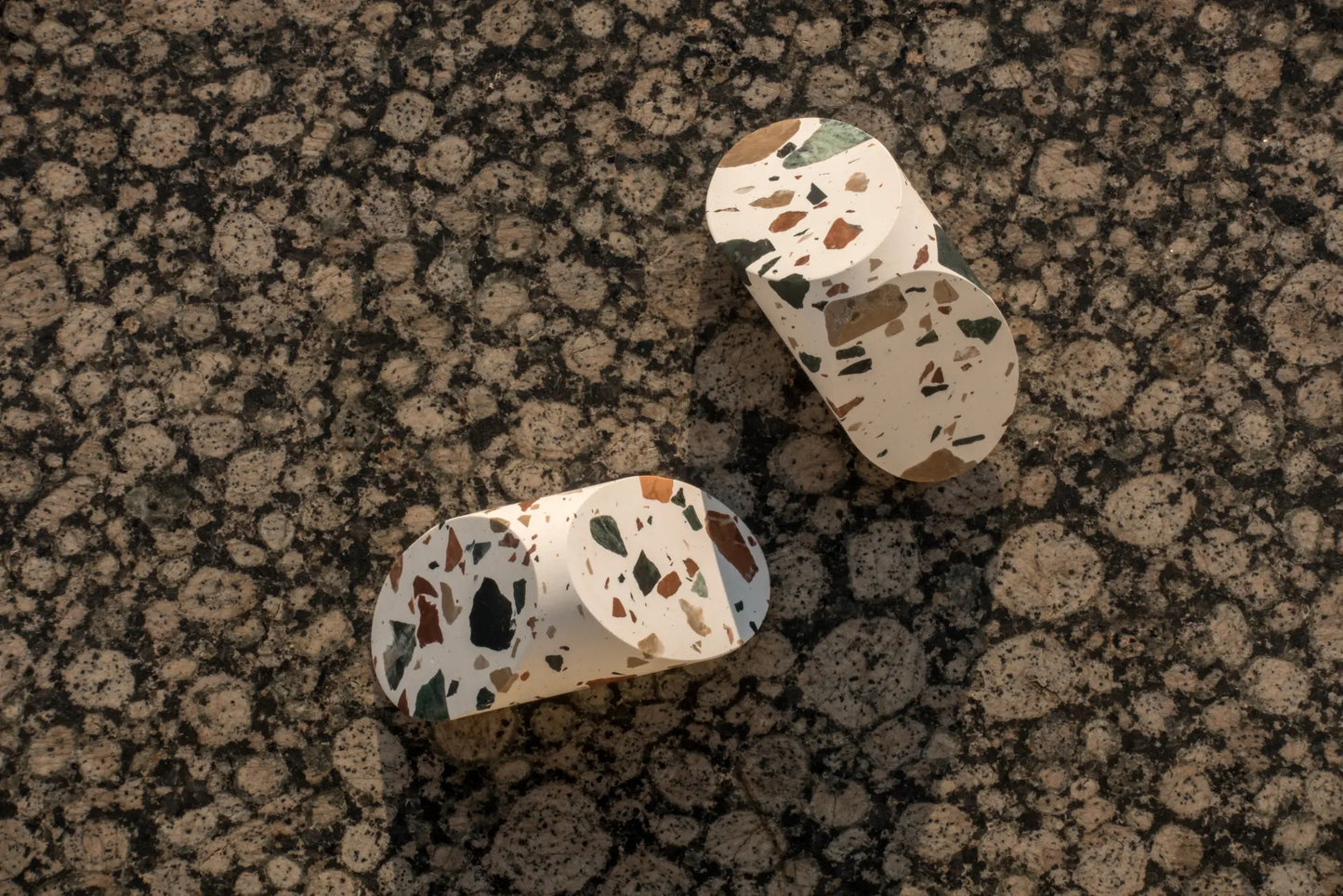Buchstütze Terrazzo