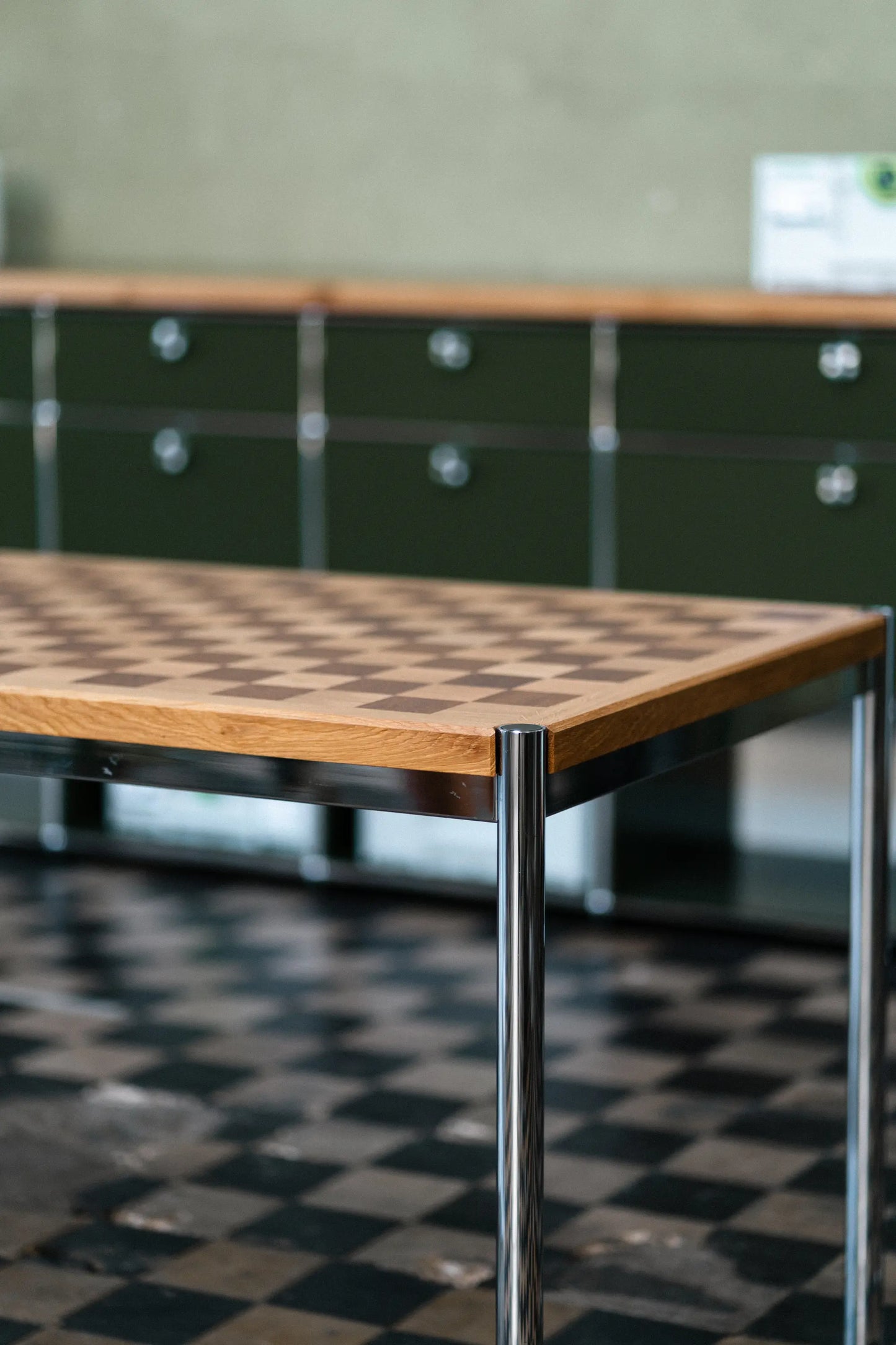 Esstisch mit Schachbrettmuster