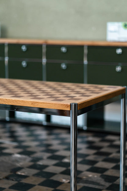 Esstisch mit Schachbrettmuster
