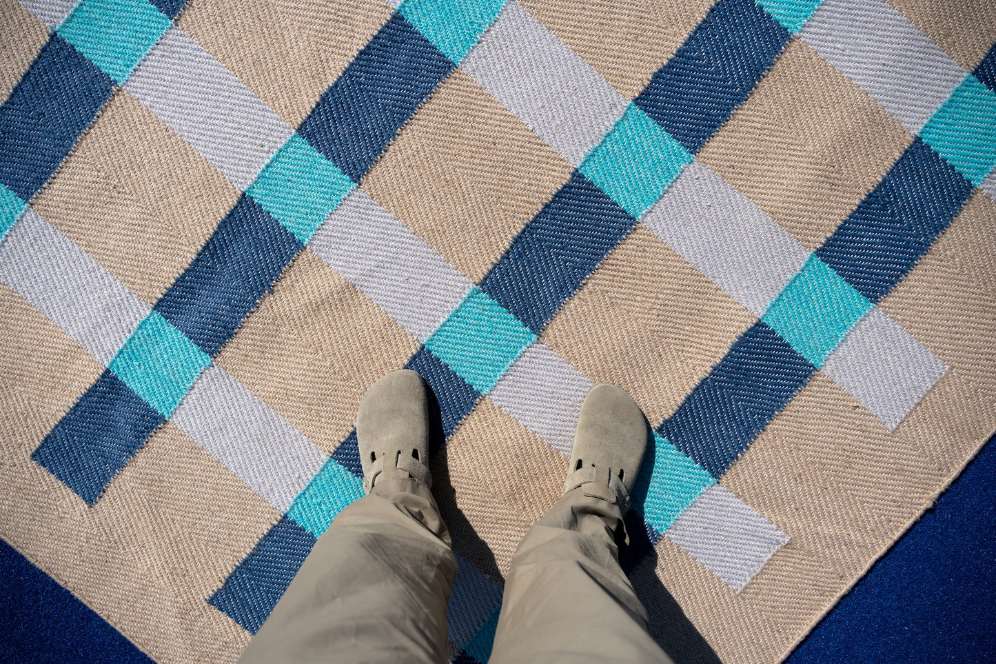 Juteteppich – mit blauen Akzenten